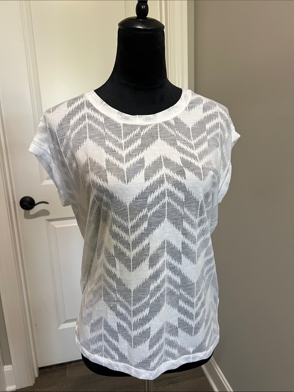 Express White and Gray Chevron Short Sleeve Tee